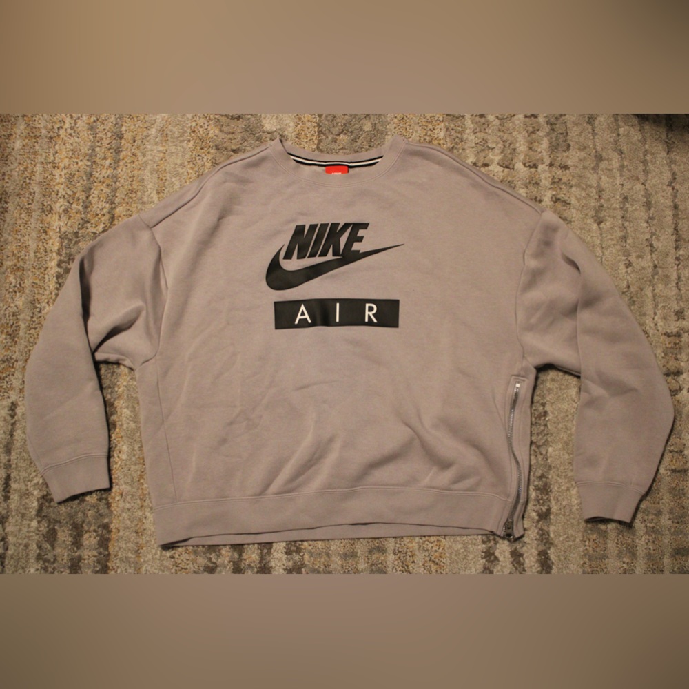 Super cute nike crewneck!